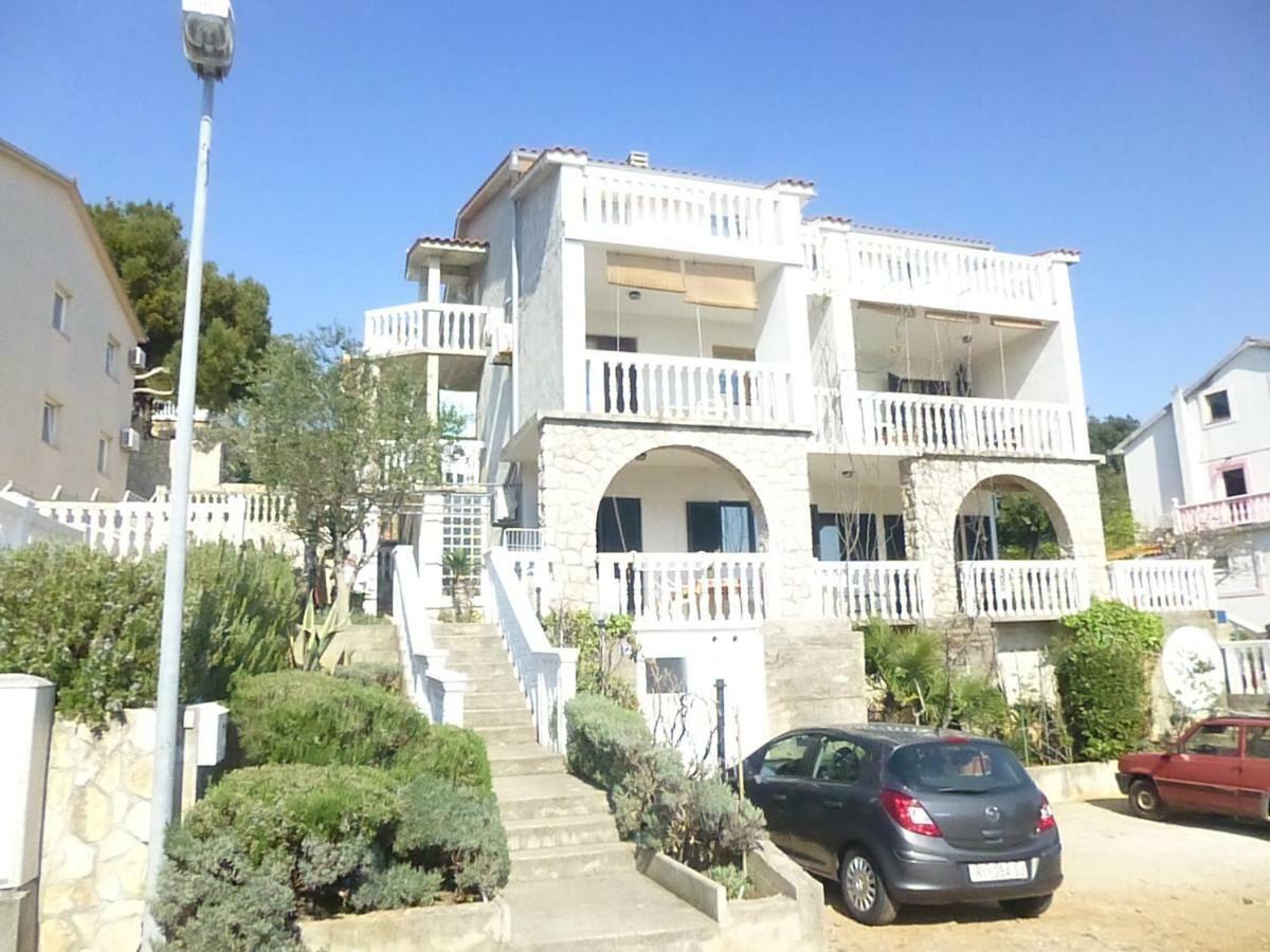 Apartments Vila Lavanda Omisalj Exterior photo