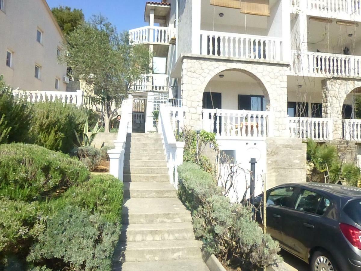 Apartments Vila Lavanda Omisalj Exterior photo