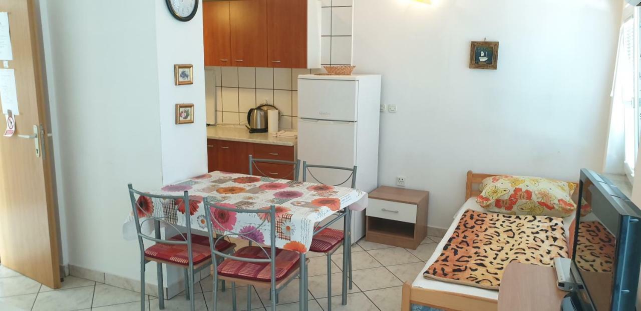 Apartments Vila Lavanda Omisalj Exterior photo
